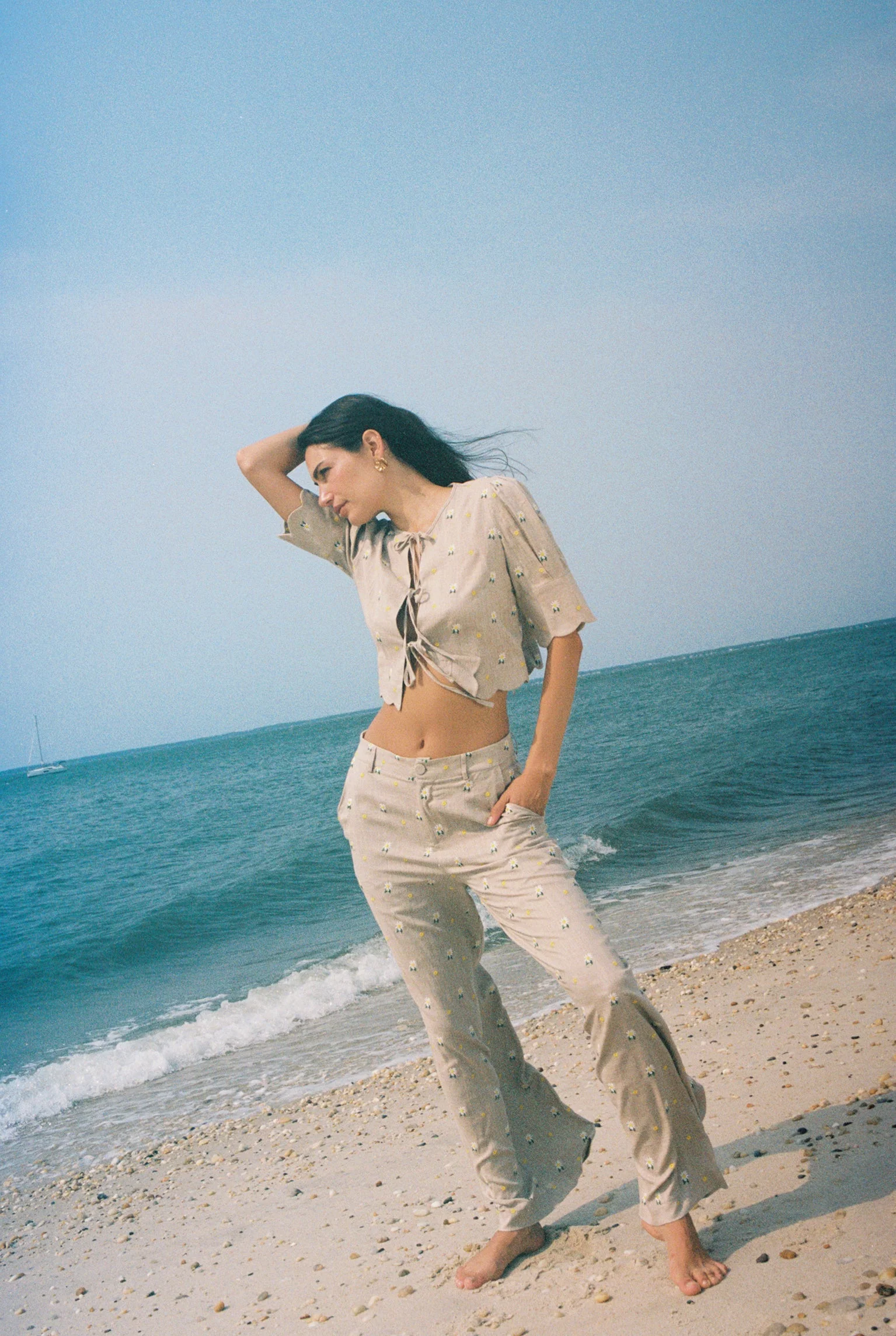 Scalloped Top Embroidered Daisy - Image 3