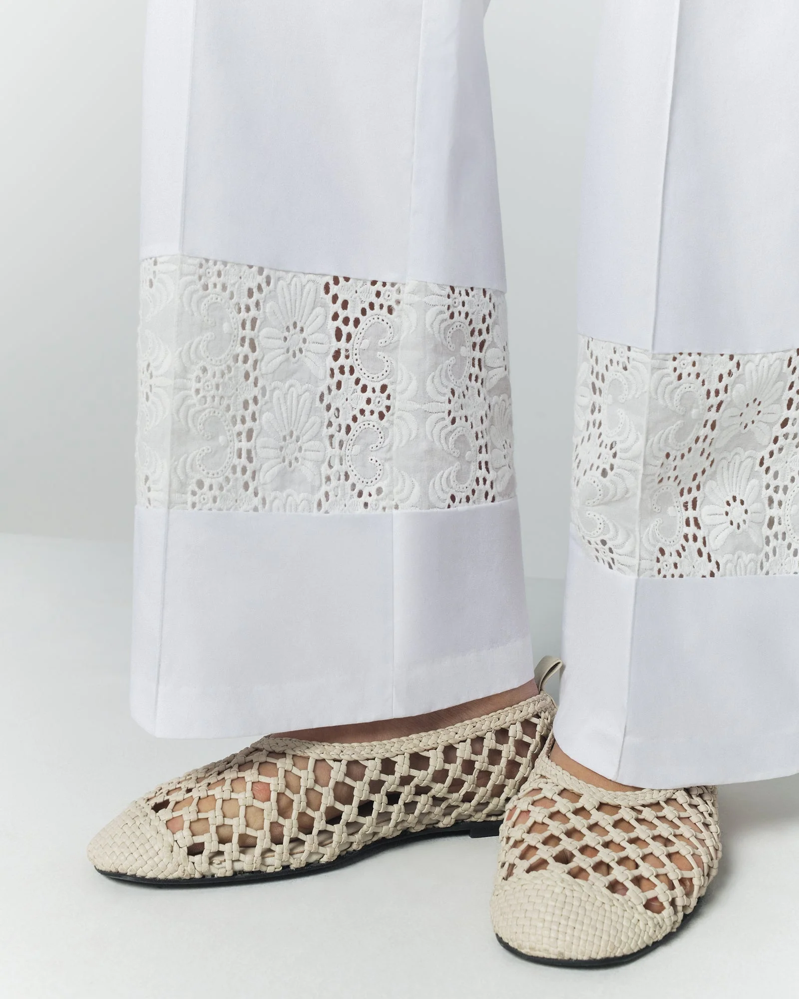 White Cotton Poplin Pants With Embroidered Hem Detail - Image 4